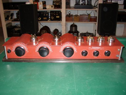 Neutrowound Red Model 1927 Battery Tube Radio.jpg